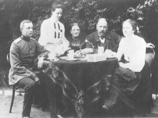 Kaffeetafel in Alt-Thorn: Mein Grossvater mit seinen Schwestern Frida, verh. Kriwald (links)und Anna, verh. Linde, sowie seinen Eltern Hermine Amalie, geb. Zittlau, und Adolf Heinrich Krüger.